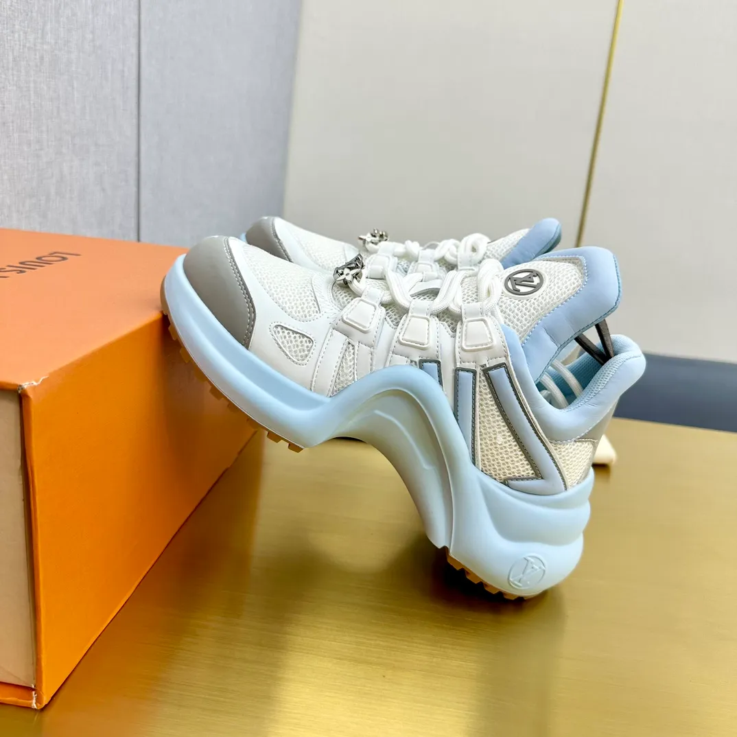 👟👟Ex-factory price 760👟👟LV donkey brand casual sports dad shoes. The bold and avant-garde design➕the distinctive wavy outsole is charming in the entire fashion circle. It is synonymous with new trends and trends. It is to be called the coolest casual sports shoe in history. Whoever wears it will become the most handsome person who turns heads. The height of the heel is about 5.5cm, and the heel is about 8mm.  🌸Imported fabrics🐂leather➕Imported🐐leather➕Imported T👟👟Ex-factory price U splicing 🌸Inner lining imported mesh fabric➕Cowhide lining Outsole vacuum foaming and T👟👟Ex-factory price U combination 🌸 Size women's size 35-41